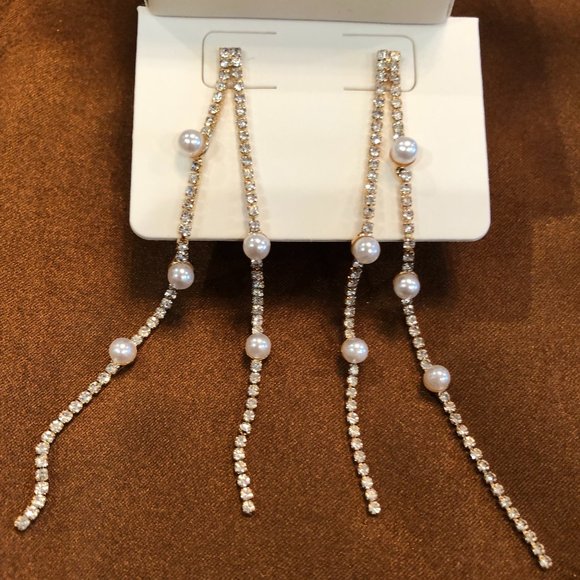 Hudson's Bay Dangle Pearl Sparkle Earrings. - Picture 1 of 5